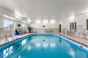 苏福尔斯舒适套房 - 苏族瀑布的蓝色的游泳池,位于酒店客房内