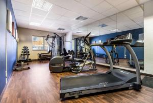 苏福尔斯舒适套房 - 苏族瀑布的健身房设有跑步机和跑步机