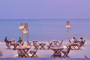 查汶Banana Fan Sea Resort的海滩上的一组桌椅