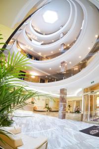 敖德萨GRAND OTRADA Hotel Resort & SPA的大型大堂设有大型天花板