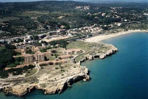 塔拉戈纳Tarragona Ciudad, El Serrallo AP-1的水中岛屿上度假村的空中景观