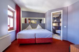 贝恩堡SL斯达斯酒店的一间带大床的卧室和一间浴室