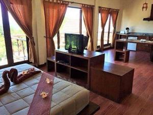 高兰普客伊兰达酒店的带沙发和电视的客厅