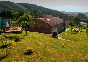 内安诺Pedracuca - Costa da Morte的一个大院子,有房子和凉亭