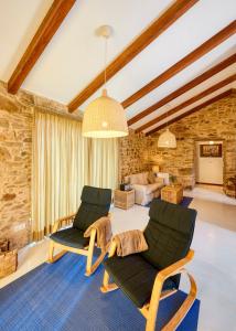 内安诺Pedracuca - Costa da Morte的客厅配有两把椅子和一张沙发