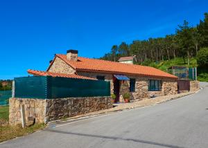 内安诺Pedracuca - Costa da Morte的路边的石头房子