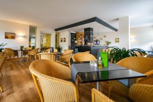 黑灵斯多夫沃尔德酒店的一间带桌椅和柜台的餐厅