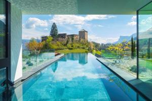沃兰澄镜森林酒店的一座房子,设有一座带城堡的游泳池
