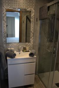 内尔哈Hostal Don Peque Adult Recommended的一间带水槽和淋浴的浴室