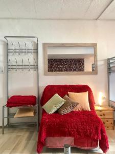 埃迪格尔-埃莱尔埃迪格尔埃莱尔公寓的一间卧室配有红色的床和红色毯子