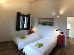 巴尼－迪卢卡Luxurious Holiday Home in Bagni di Lucca with Pool的白色墙壁客房的两张床