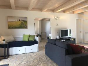 巴尼－迪卢卡Luxurious Holiday Home in Bagni di Lucca with Pool的带沙发和电视的客厅