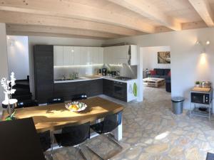 巴尼－迪卢卡Luxurious Holiday Home in Bagni di Lucca with Pool的厨房和带木制天花板的客厅