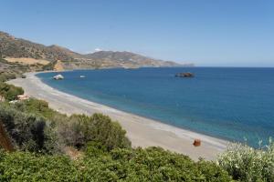 卡里利梅内斯Theaktis Homes的享有海滩和大海的景色