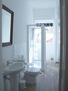 丰沙尔Heritage Apartments的白色的浴室设有卫生间和水槽。