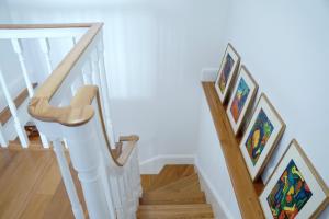 丰沙尔Heritage Apartments的楼梯上画着画