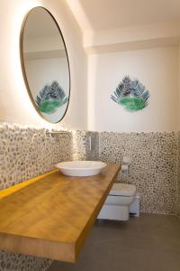 埃斯普霍斯科斯塔马II号公寓的一间带水槽和镜子的浴室