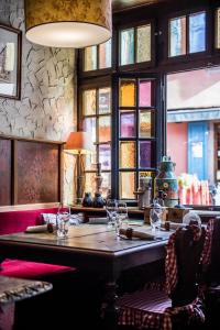 凯泽贝尔瑞莱尚巴庄园酒店的餐厅设有大桌子和玻璃杯