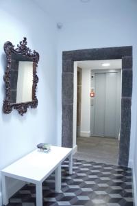 丰沙尔Heritage Apartments的走廊上的镜子和白色长凳