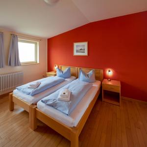 Creuzburg斯提夫沃尔姆生态酒店的一间卧室设有一张红色墙壁的大床