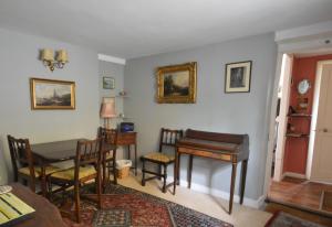 雅茅斯Grove Cottage的客厅配有桌子和钢琴