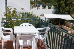 圣凯撒利亚温泉Case Vacanza La Serricella的阳台上配有白色的桌椅