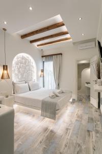 阿吉奥斯普罗科皮奥斯Naxos Petite Studios的白色的卧室设有床和大窗户
