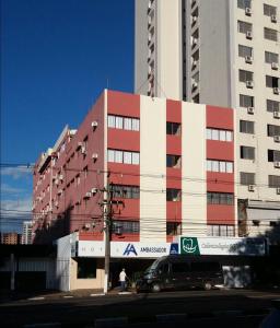 伊瓜苏大使酒店的停在大楼前的货车