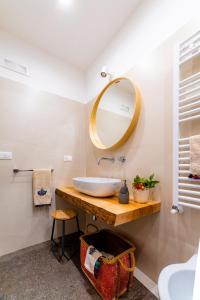 莫诺波利B&B Villa Maria Pia的一间带水槽和镜子的浴室