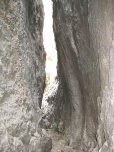 ArenCASA BERNAT的石墙中的洞洞,洞内有隧道
