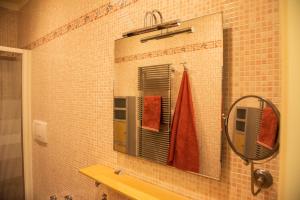 莫尔费塔Casa del Grillo的浴室墙上的镜子