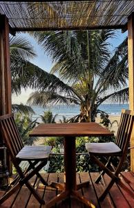 托弗海滩Baia Sonambula的海滩甲板上的桌椅