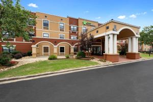 夏洛特Extended Stay America Premier Suites - Charlotte - Pineville - Pineville Matthews Rd.的前方有路的酒店 ⁇ 染