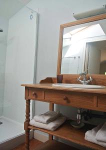 FronsacGarros的一间带水槽和镜子的浴室