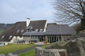 比尔斯韦尔斯Neuadd Henllan Lodge的屋顶上设有太阳能电池板的房子