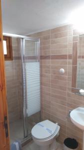 托隆Villa Christina的浴室配有卫生间、淋浴和盥洗盆。