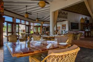 霍普金斯The Colonial at Jaguar Reef的用餐室配有大型木桌和椅子