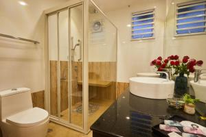 伯恩仓Ahn-Yi Residence的带淋浴、卫生间和盥洗盆的浴室