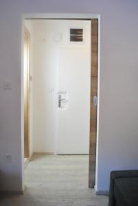 克拉尼斯卡戈拉Apartment Loyd, Kranjska Gora - studio的一间设有一面镜子的白色门的房间