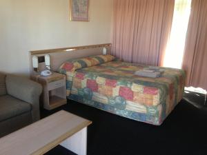 斯昆斯康殖民汽车旅馆的酒店客房,配有床和沙发