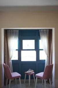 阿拉恰特F&G BUTİK HOTEL的带2把椅子和窗户的房间