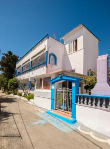 阿彻奇洛斯Poseidon Apartment的白色和蓝色的建筑,设有大门