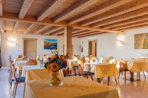 斯皮亚佐Casa Moresc的一间带桌椅和花瓶的用餐室