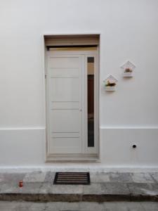 莱韦拉诺Nonno Paolo的白色建筑一侧的白色门