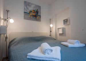 斯顿Villa Paradise Garden的一间卧室配有带毛巾的床