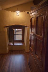丰尼Antico Restauro的一间空房间,配有木制橱柜和时钟