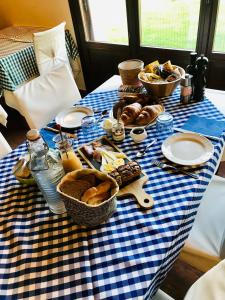 Colbordolo蒙特里波洛卡达农家乐的蓝白的桌布,包括面包和糕点