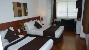 马尼萨莱斯加尔韦斯酒店的酒店客房,配有两张床和椅子