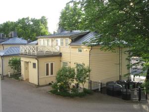 图尔库Renovated apartment at the heart of Turku的前面有一排房屋,有栅栏
