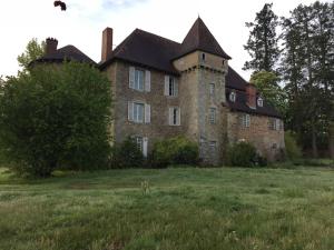 里摩日Chateau de Grand Bonnefont的一座旧砖砌的建筑,在田野上设有烟 ⁇ 